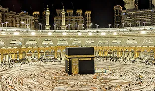 Muslim pilgrims performing Tawaf around the Kaaba with guidance on duas for the 7 rounds of Tawaf