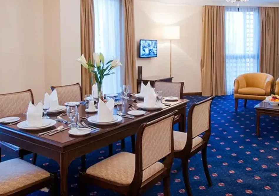 /media/umrah-images/dining%20%281%29.webp
