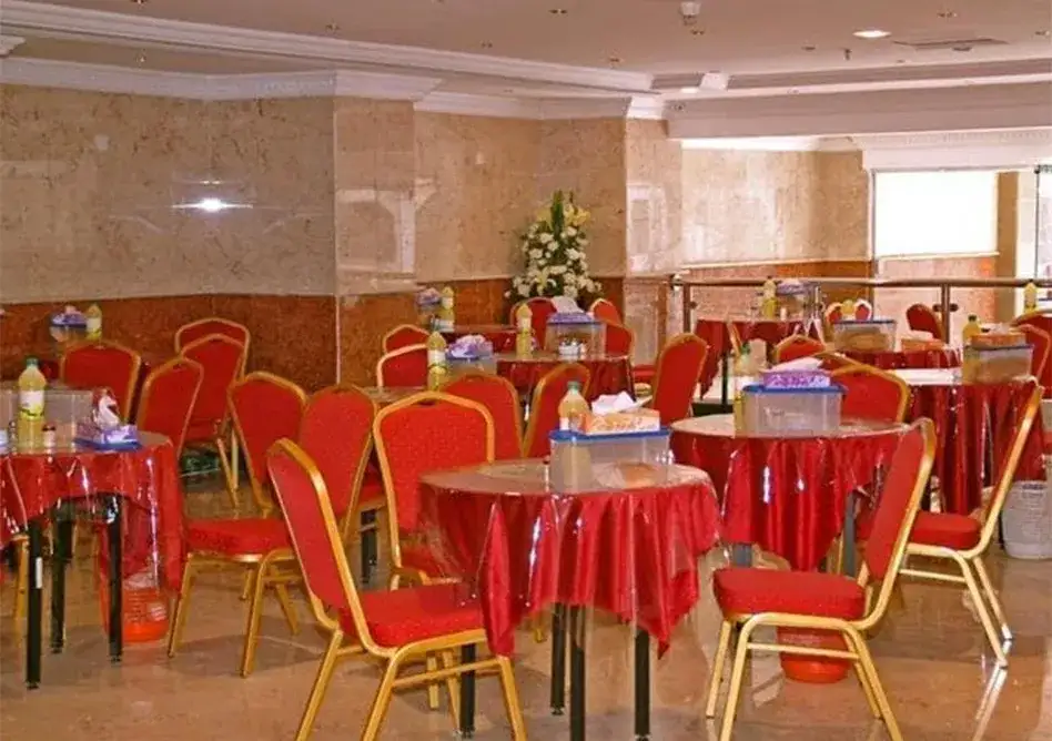 /media/umrah-images/dinning-tables%20%284%29.webp