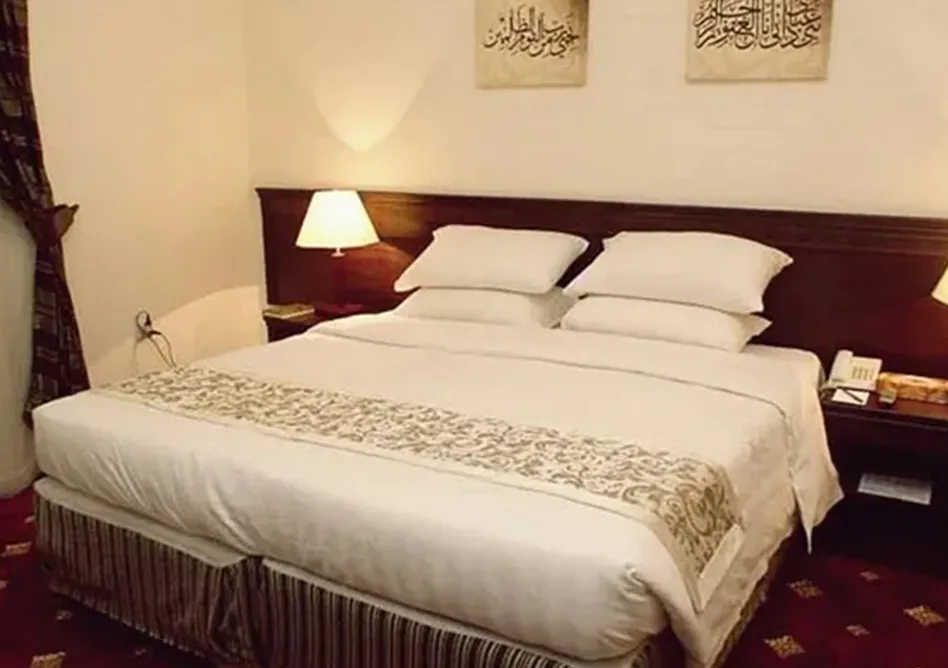 /media/umrah-images/double-bedroom%20%282%29.webp