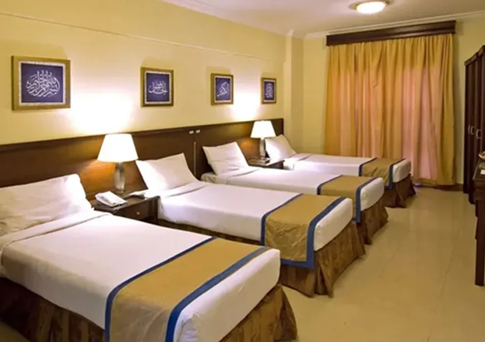 /media/umrah-images/room-with-4-single-beds.webp