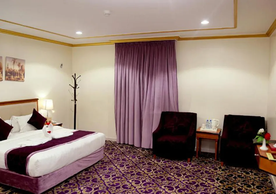 /media/umrah-images/room-with-double-bed%20%281%29.webp