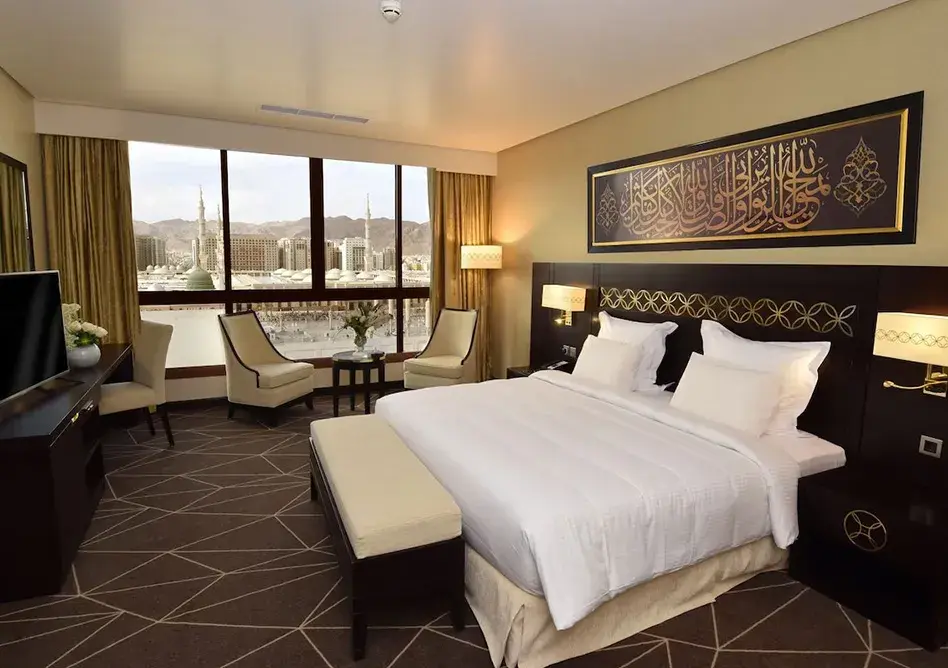 /media/umrah-images/room-with-double-bed%20%283%29.webp