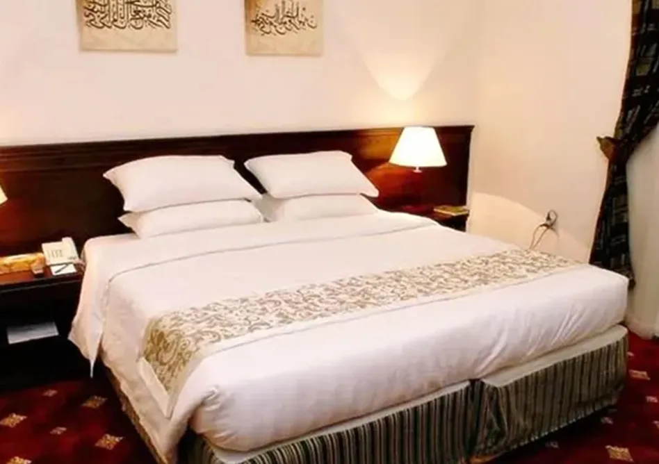 /media/umrah-images/room-with-double-bed.webp
