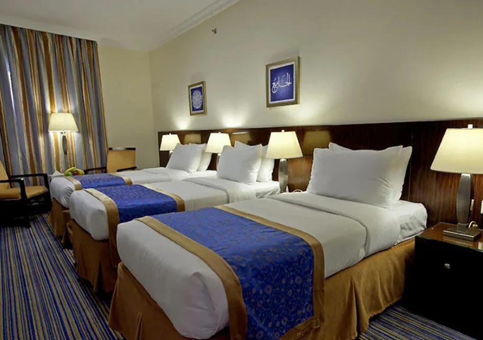 /media/umrah-images/roon-with-3-single-beds.webp
